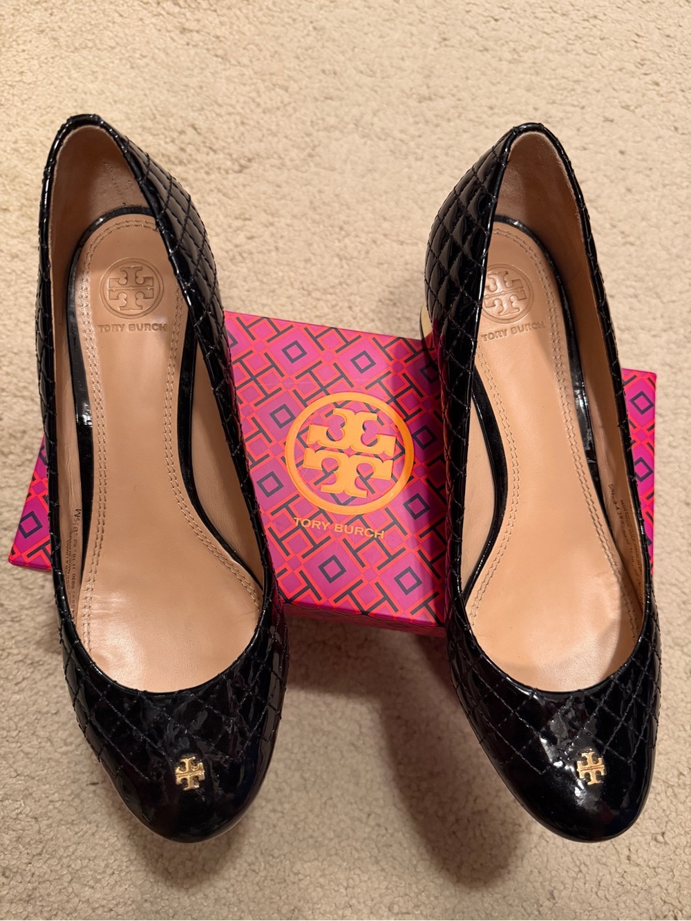 Tory Burch Black Quilted Patent Leather Pumps Size 8.5 M Gold logo